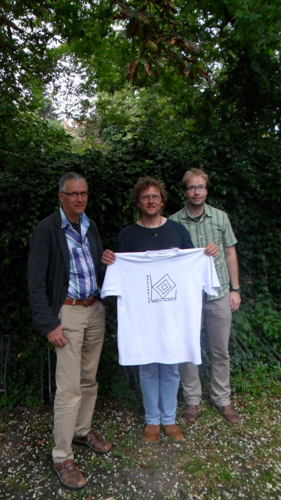 Dieses Bild hat ein leeres Alt-Attribut. Der Dateiname ist Vorstand-2012-mit-T-Shirt-576x1024.jpg